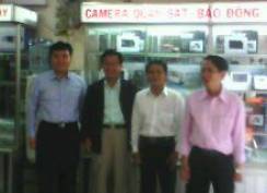 Ông Bong Duk Byun Chủ Tịch Công ty COMMAX chụp ảnh lưu niệm tại Công ty VIỆT NHÂN 2006
