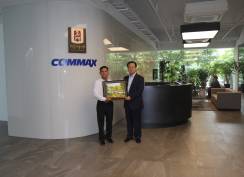 Ông Ngô Văn Tâm Gíam Đốc Công Ty Việt Nhân thăm và tặng quà Ông Bong Duk Byun Chủ Tịch Công ty Commax Hàn Quốc.15 - 05 - 2017.