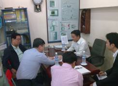Ông Bong Duk Byun Chủ Tịch Công ty COMMAX cùng các trợ lý thăm và làm việc với Ông Ngô Văn Tâm Giám Đốc Công ty VIỆT NHÂN, bàn việc phát triển thiết bị Commax tại thị trường Việt Nam 2006